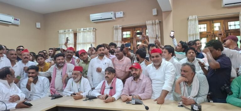 सपा नेताओं का डेलिगेशन पहुंचा रामपुर विधायक पंकज मलिक भी रहे मौजूद