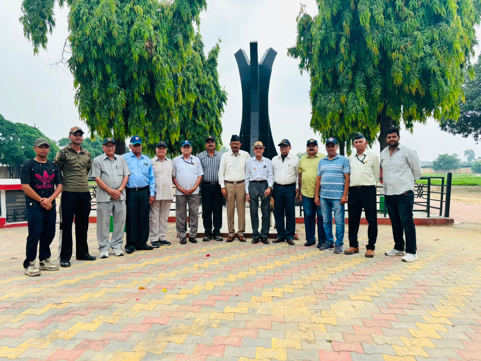शहीद स्मारक पर पुष्प अर्पित कर कारगिल युद्ध के अमर शहीदों को दी गई भावपूर्ण श्रद्धांजलि
