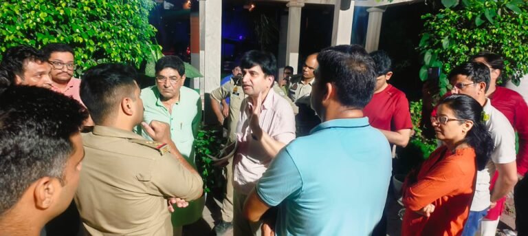एटूजेड कालोनी में हंगामा, धरने पर बैठे लोग