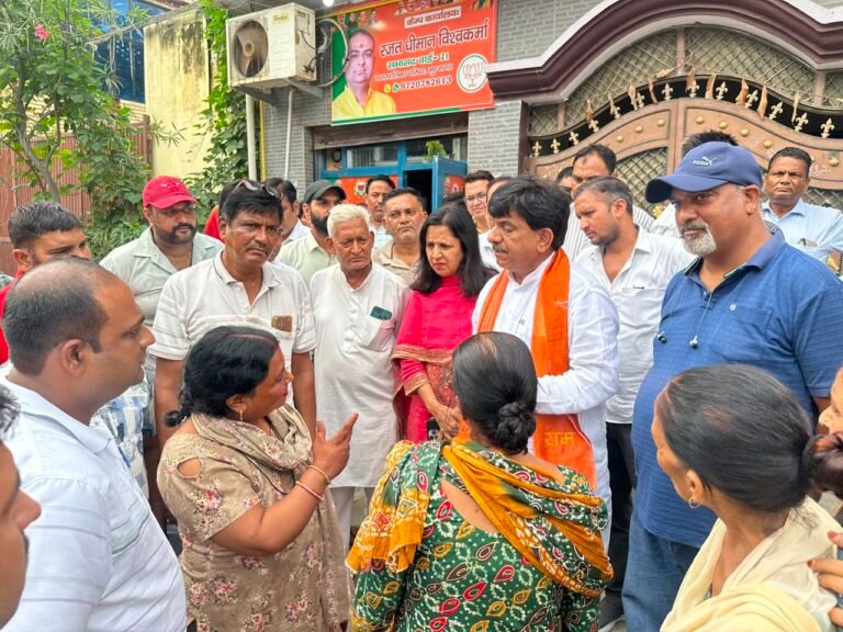 जलभराव से परेशान लोगों ने मंत्री और चेयरपर्सन को घेरा
