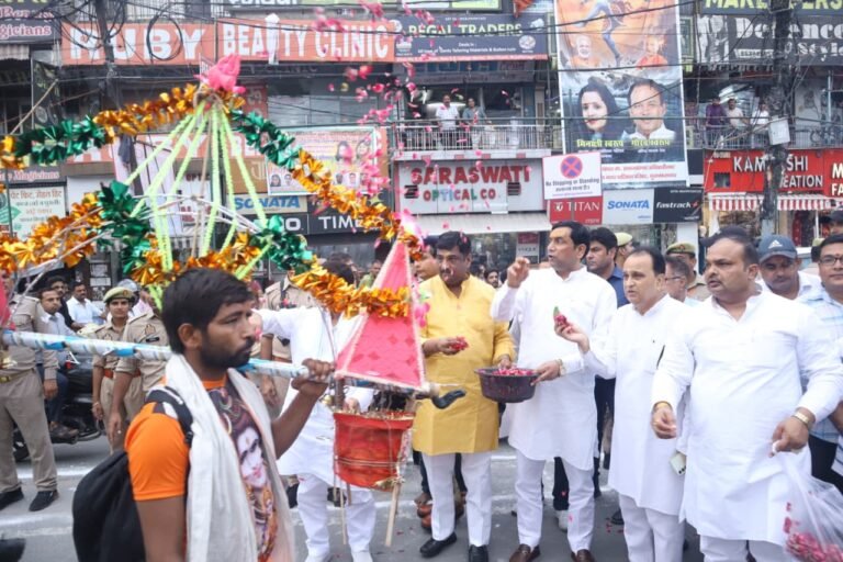 प्रभारी मंत्री ने शिव चौक पर पहुंचकर कांवड लेकर आ रहे शिव भक्तों पर की पुष्पवर्षा