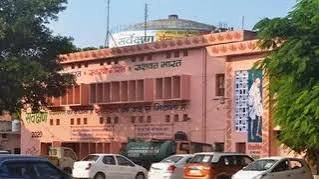 घोर लापरवाही:  मौसम खराब होने पर पालिका कार्यालय की छत से हटवाया गुटका, अब टपक रहा पानी, हो सकता है बडा हादसा