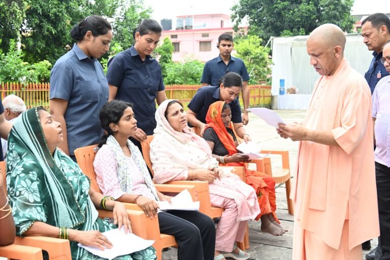 रास्ता न दिला पाएं तो लेखपाल, कानूनगो, तहसीलदार सबको सस्पेंड करो: सीएम योगी