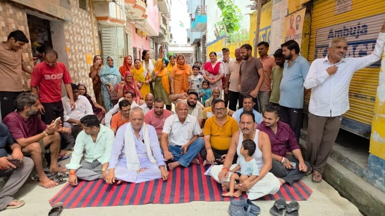 दक्षिणी कृष्णापुरी में मोबाइल टावर लगाने को लेकर विरोध, मोहल्लेवासियों ने उठाए सवाल