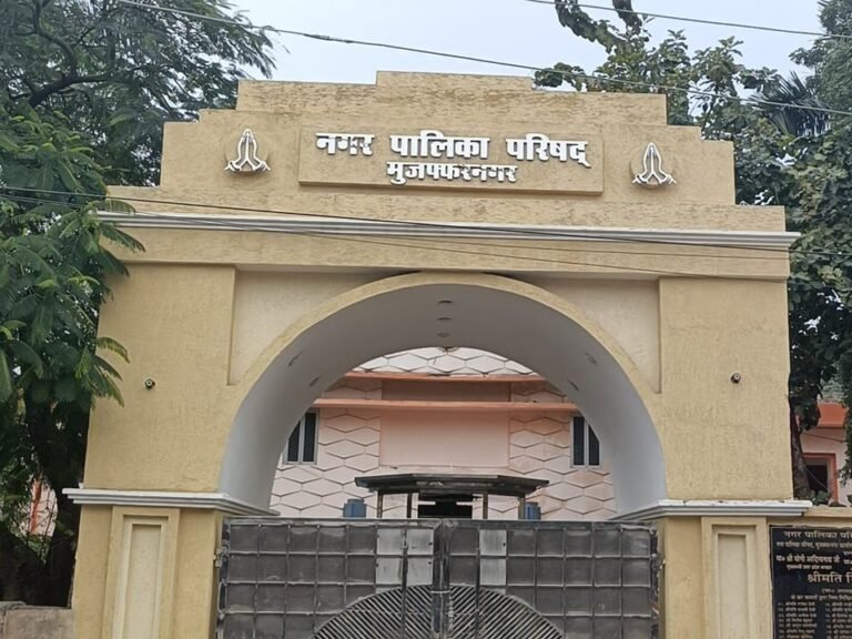 टाउन हाल के मैदान में अनुमति से पूर्व लग गया मेला, सभासदों की आपत्ति पर ईओ ने की कार्रवाई