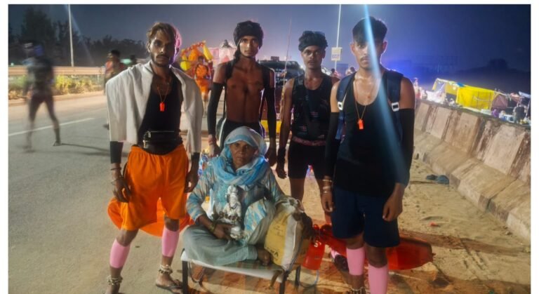 आस्था और मातृ प्रेम: दो बेटों ने अपनी मां को कराए नीलकंठ महादेव के दर्शन