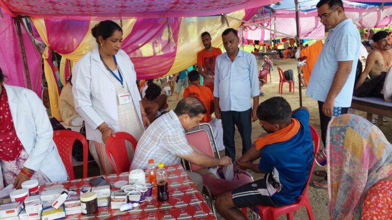 सीएमओ ने कांवड़ चिकित्सा शिविरों में स्वयं संभाली कमान, कांवड़ियों को दी चिकित्सीय सेवाएं