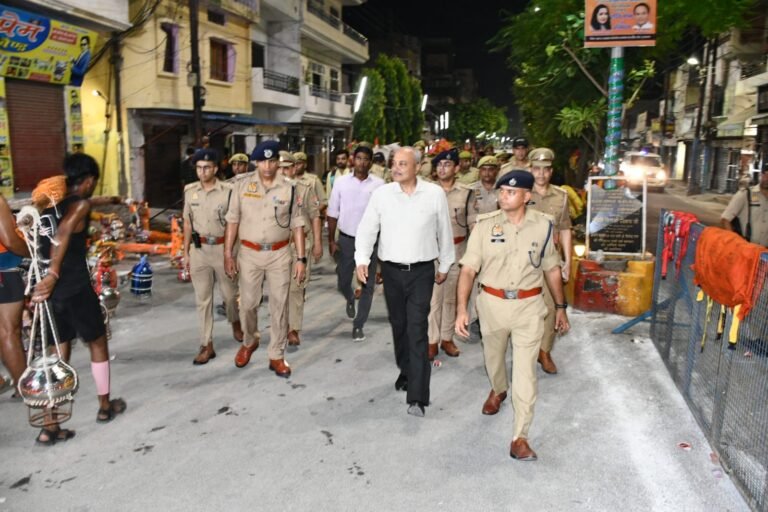 अपर पुलिस महानिदेशक ने लिया कांवड यात्रा का जायजा, शिव भक्तों पर की पुष्पवर्षा