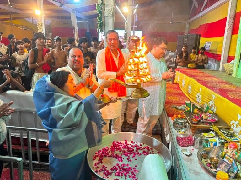 श्रावण के प्रथम सोमवार पर मां भगवती मंदिर में पालिकाध्यक्ष मीनाक्षी स्वरूप ने किया जलाभिषेक