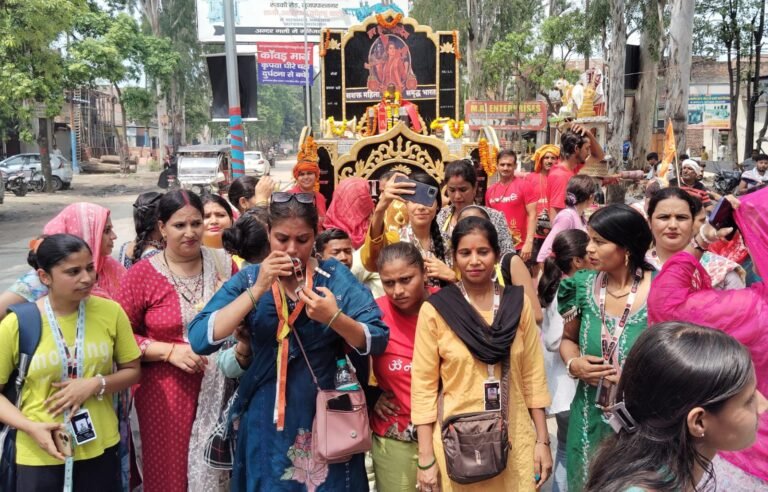भक्ति भाव के साथ हरिद्वार से गंगाजल लेकर शिवालयों की ओर बढ रही नारी शक्ति
