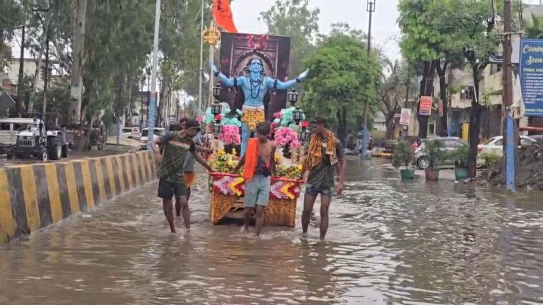 बारिश और जलभराव में भी नहीं डगमगाए शिव भक्तों के कदम