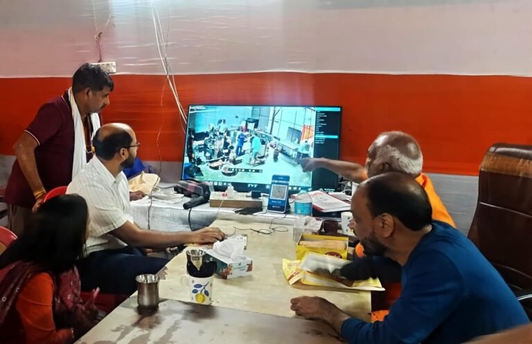कांवड यात्रा में भाई से बिछडी भावना को प्रभारी तनवीर आलम में किराया देकर पहुंचाया घर