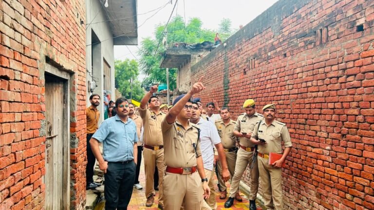 बारिश में गिरा मकान, नीचे दबे मां व तीन बच्चे घायल