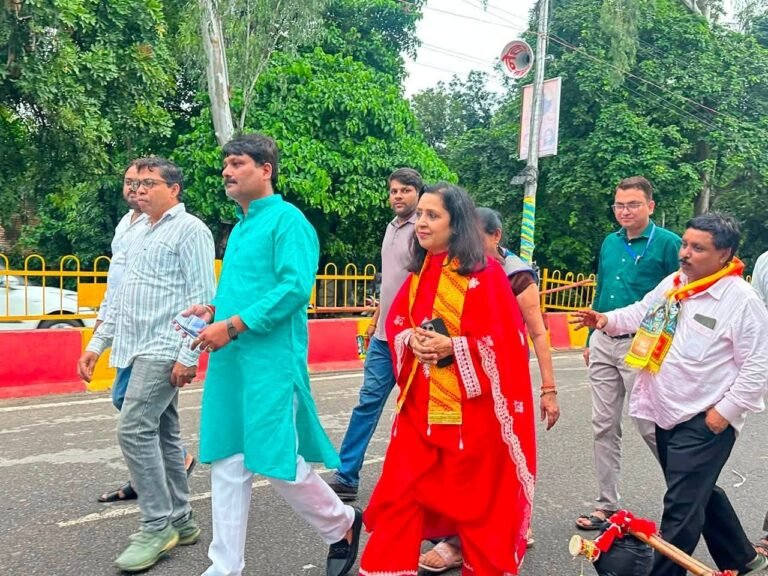 कांवड़ियों की सेवा में पालिका ने लगाया अपना शिविर, मीनाक्षी स्वरूप ने किया शुभारंभ