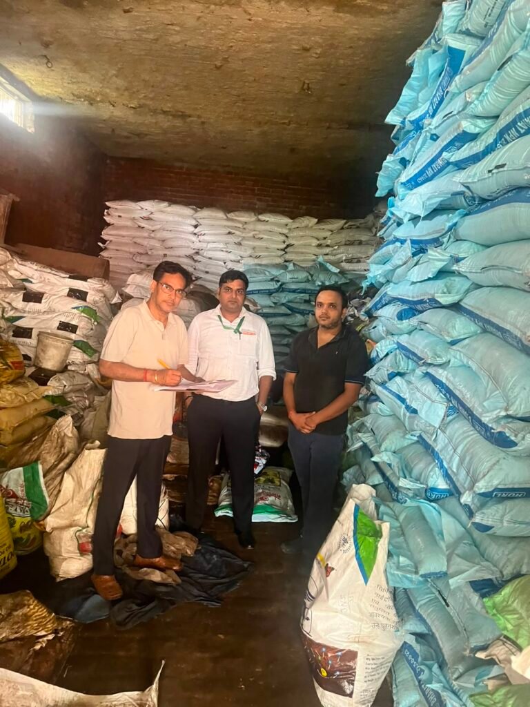 उर्वरक को लेकर जनपद में छापेमारी, टीम ने छह नमूने लिए