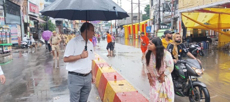 मूसलाधार बारिश के बीच डीएम व एसएसपी ने किया कांवड मार्ग का निरीक्षण, आधुनिक मशीनों से कराई पानी की निकासी