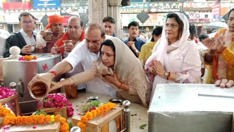 सावने के दूसरे सोमवार को चेयरपर्सन ने पति संग किया भगवान आशुतोष का जलाभिषेक