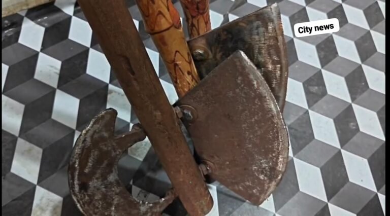 डाक कांवड़ में हुड़दंग पर पुलिस का शिकंजा, शिव चौक पर लाठी-डंडे और लोहे के फरसे जब्त