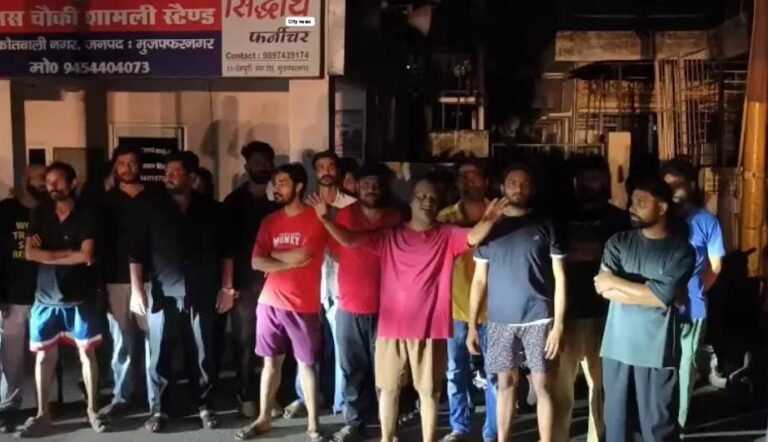 गुस्साए लोगों ने बिजली कटौती को लेकर किया हंगामा
