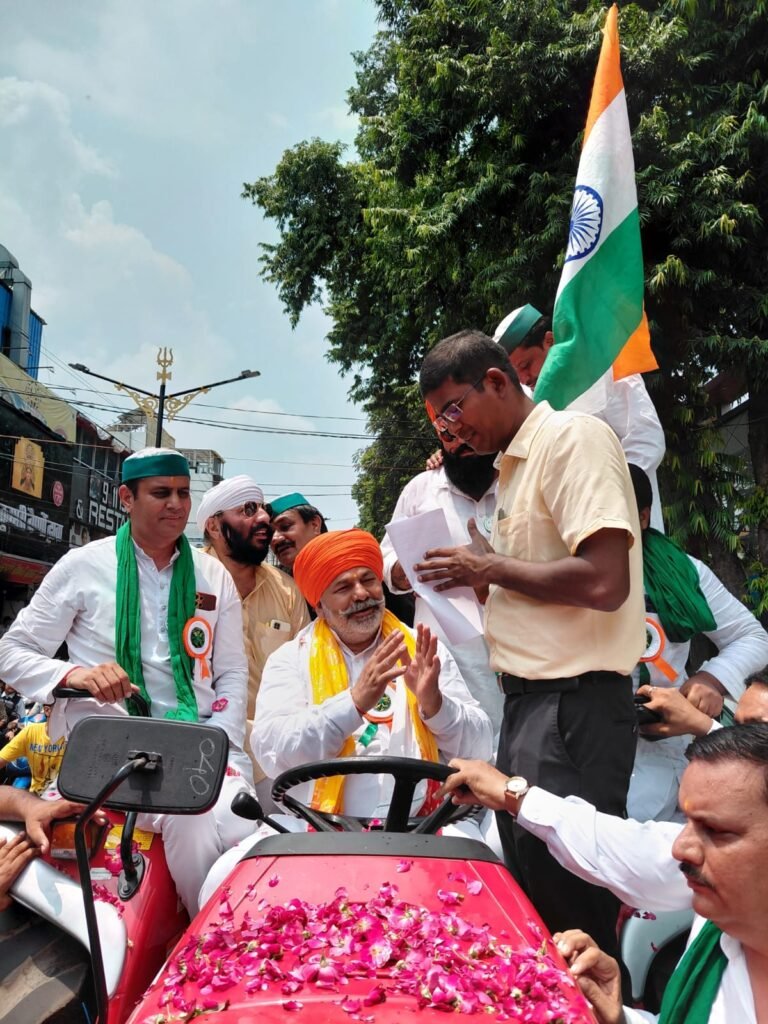 किसानों ने शहर में निकाली ट्रैक्टर तिरंगा यात्रा, नगर मजिस्ट्रेट को दिया ज्ञापन