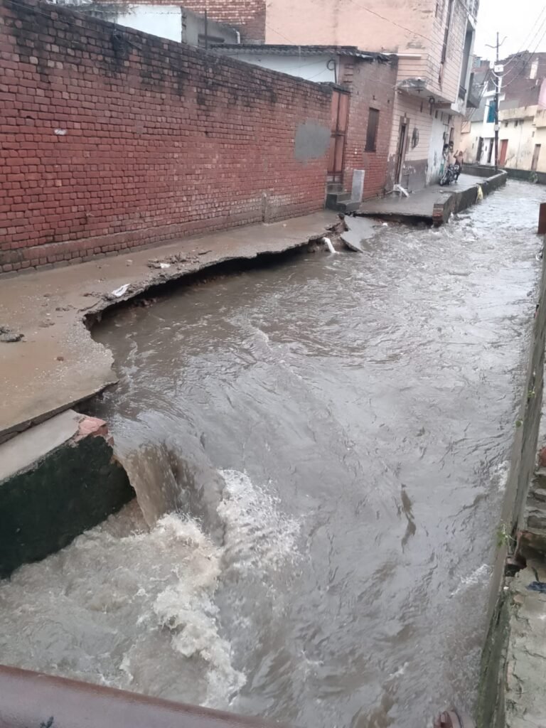 आबकारी मोहल्ले में टूटी नाले की पटरी, रास्ता हुआ ध्वस्त, बढा खतरा