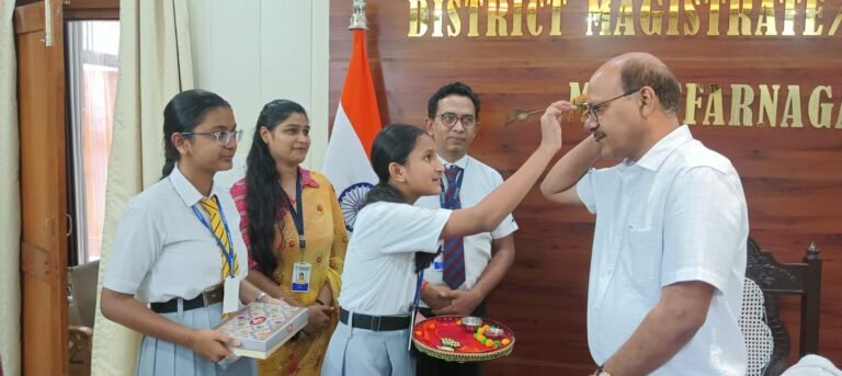 शारदेन स्कूल की छात्राओं ने डीएम व एसएसपी को बांधी राखी