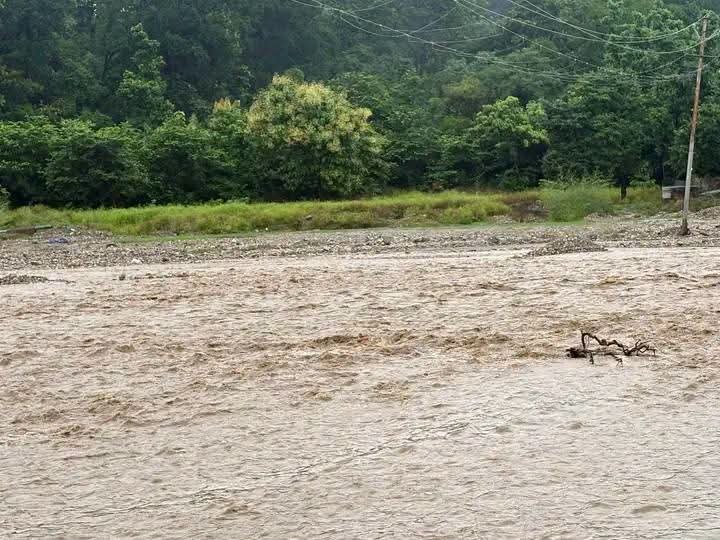 मां शाकुंभरी भवन पर बाढ़ का प्रकोप,शिवालिक की पहाड़ियों पर बरसात से शाकुम्भरी भवन पर फिर आया बाढ़ का पानी