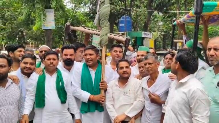 भाकियू ने भष्टाचार के गंभीर आरोप लगाते हुए चकबंदी कार्यालय में किया हंगामा