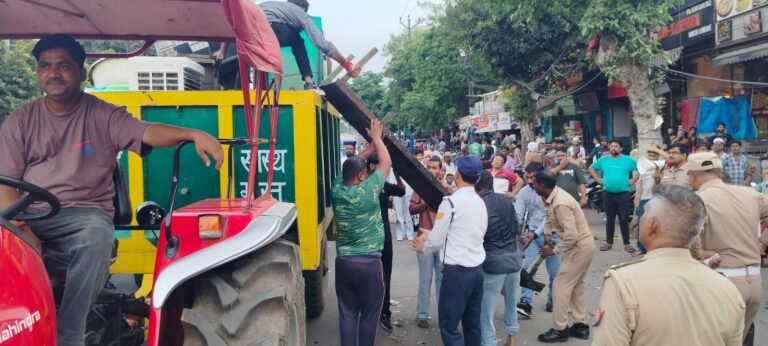 नो-पार्किंग क्षेत्र में खड़े 322 वाहनों का चालान, सड़क पर रखा सामान जब्त
