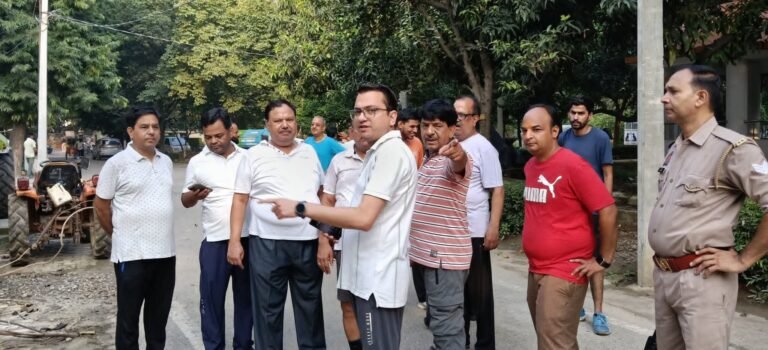 कम्पनी बाग में गंदगी का अंबार देखकर भडके मंत्री कपिल देव अग्रवाल, नगर स्वास्थ्य अधिकारी को किया तलब