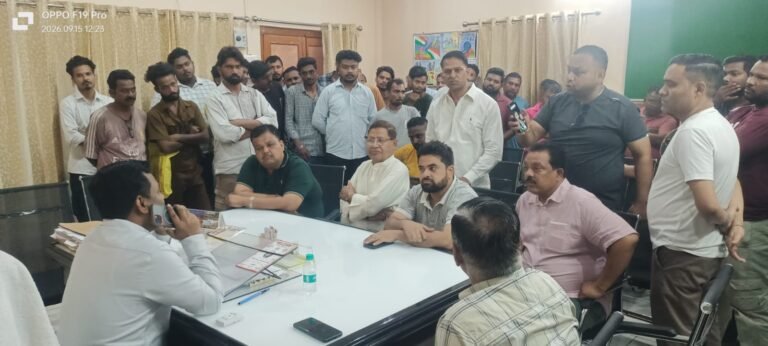 नगर पालिका में आउटसोर्स के सफाई कर्मचारियों ने किया हंगामा, ईओ के समक्ष रखी समस्या