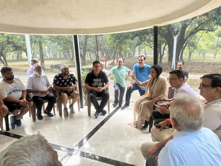 चेयरपर्सन ने कम्पनी बाग में पहुंच कर लोगों से संवाद कर जानी व्यवस्था