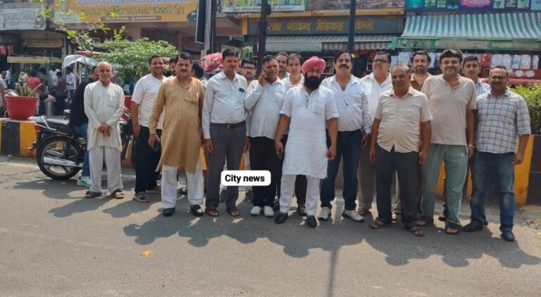 पालिका प्रशासन के खिलाफ सड़क पर उतरे व्यापारी, विरोध करते हुए की नारेबाजी