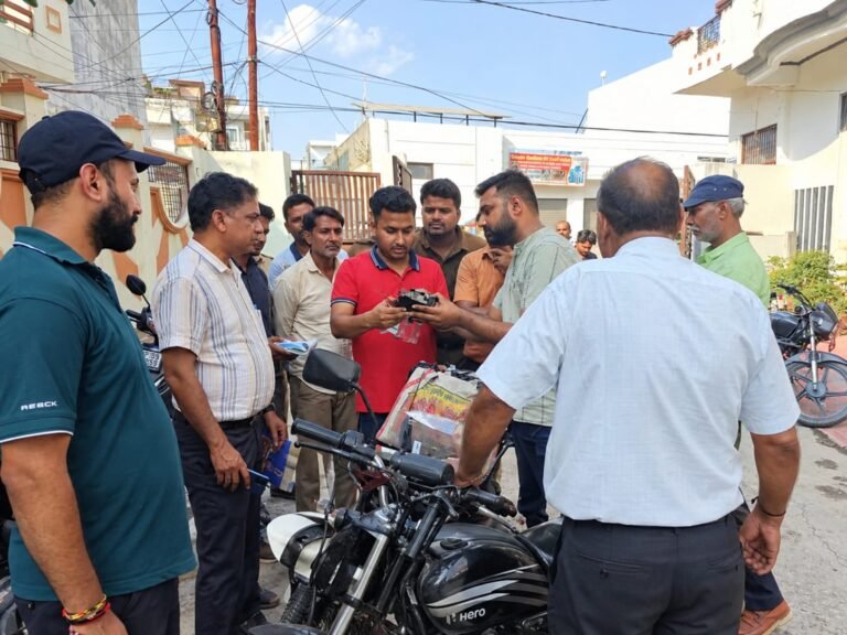 जाट कालोनी में बिजली टीम की रेड, चार मीटर में लगी मिली डिवाइस, पकडी बडी बिजली चोरी