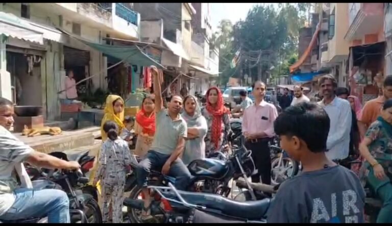 हनुमानपुरी में पानी भरने पर जमकर हुए हंगामा, पालिका की छह घण्टे की मशक्कत के बाद शुरू हुई पानी की निकासी
