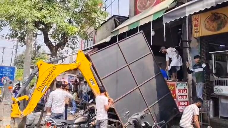 अवैध निर्माण और अतिक्रमण पर चला पालिका का बुलडोजर, दुकानदारों में मचा हडकम्प, कई को नोटिस जारी